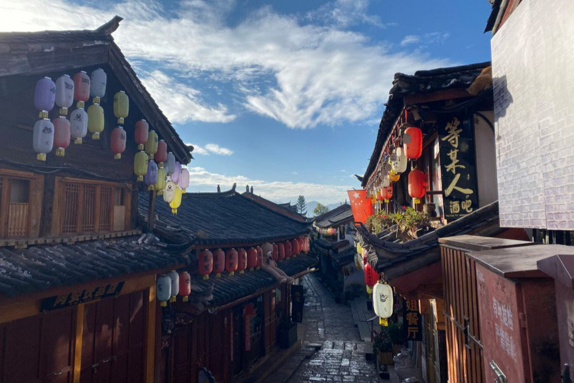 丽江古城,海拔2400米,位于云南省丽江市大研镇.