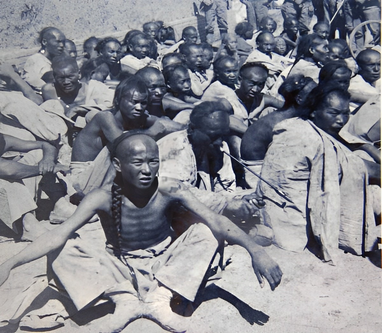 照片中,一名义和团成员被击中倒地.