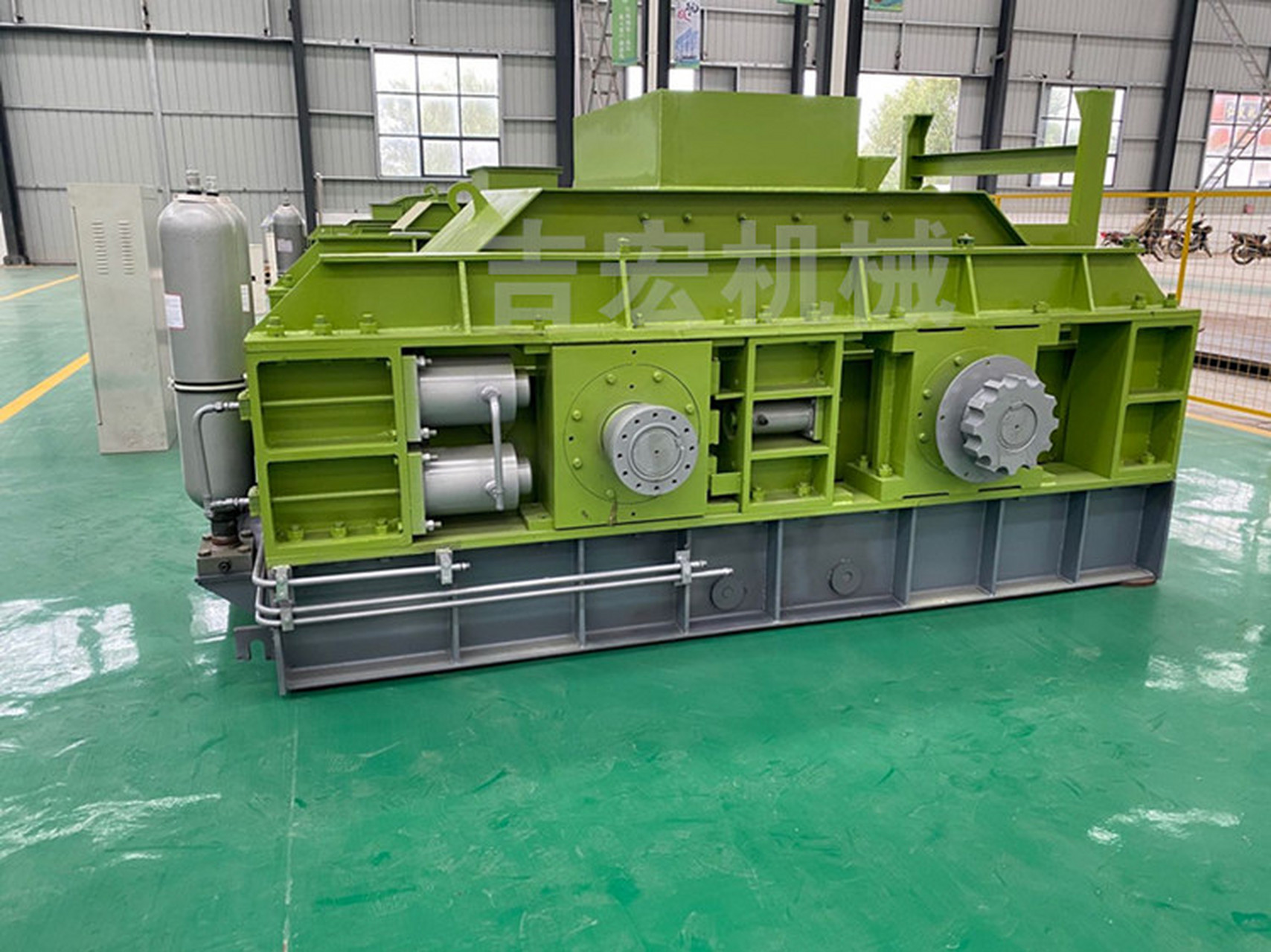 吉宏液压对辊制砂机# 液压对辊制砂机是在弹簧式对辊制砂机的基瓷上