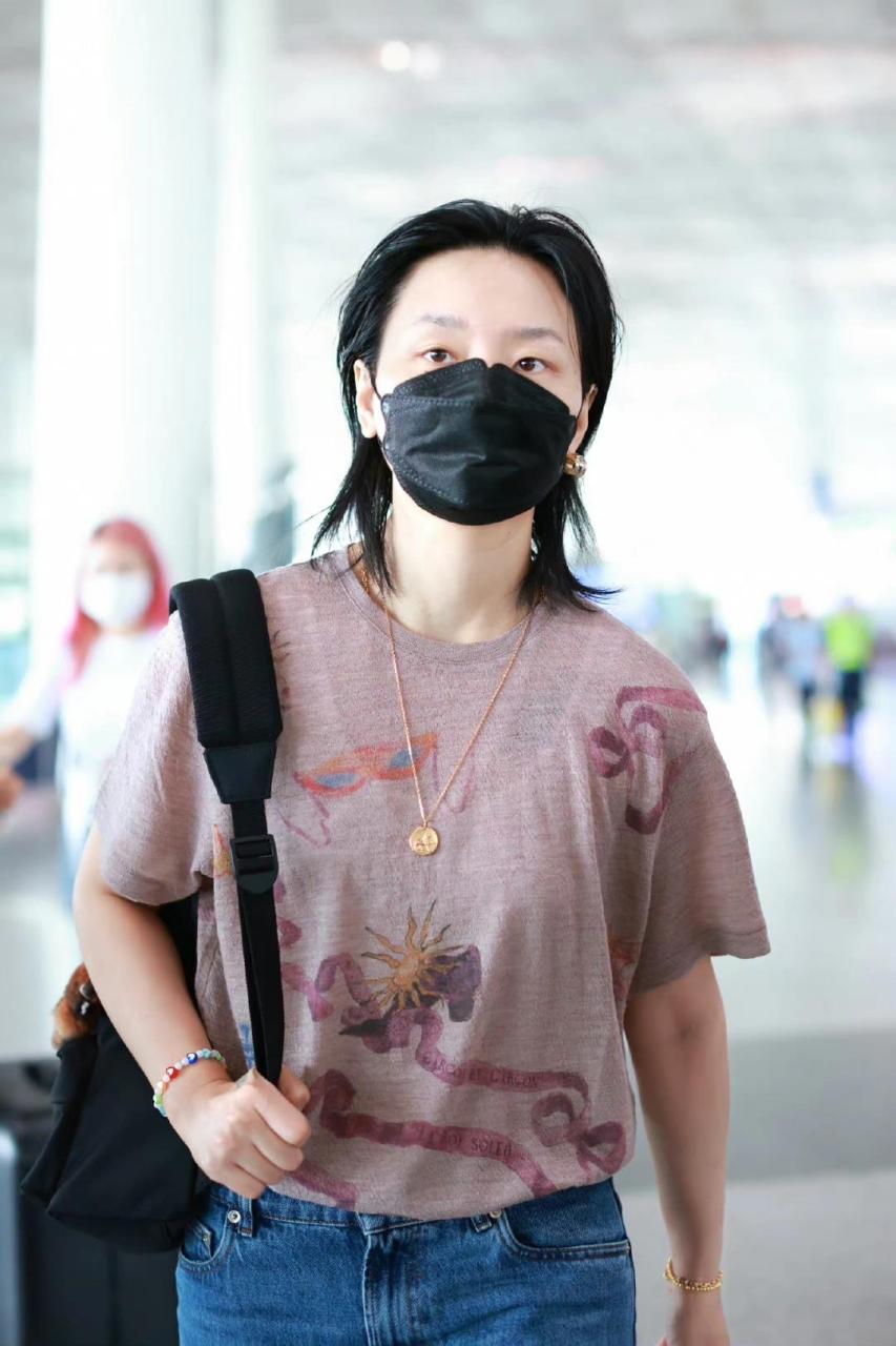 周笔畅复古潮流的经典穿搭 周笔畅街拍,涂鸦t恤下搭设计感牛仔裤配