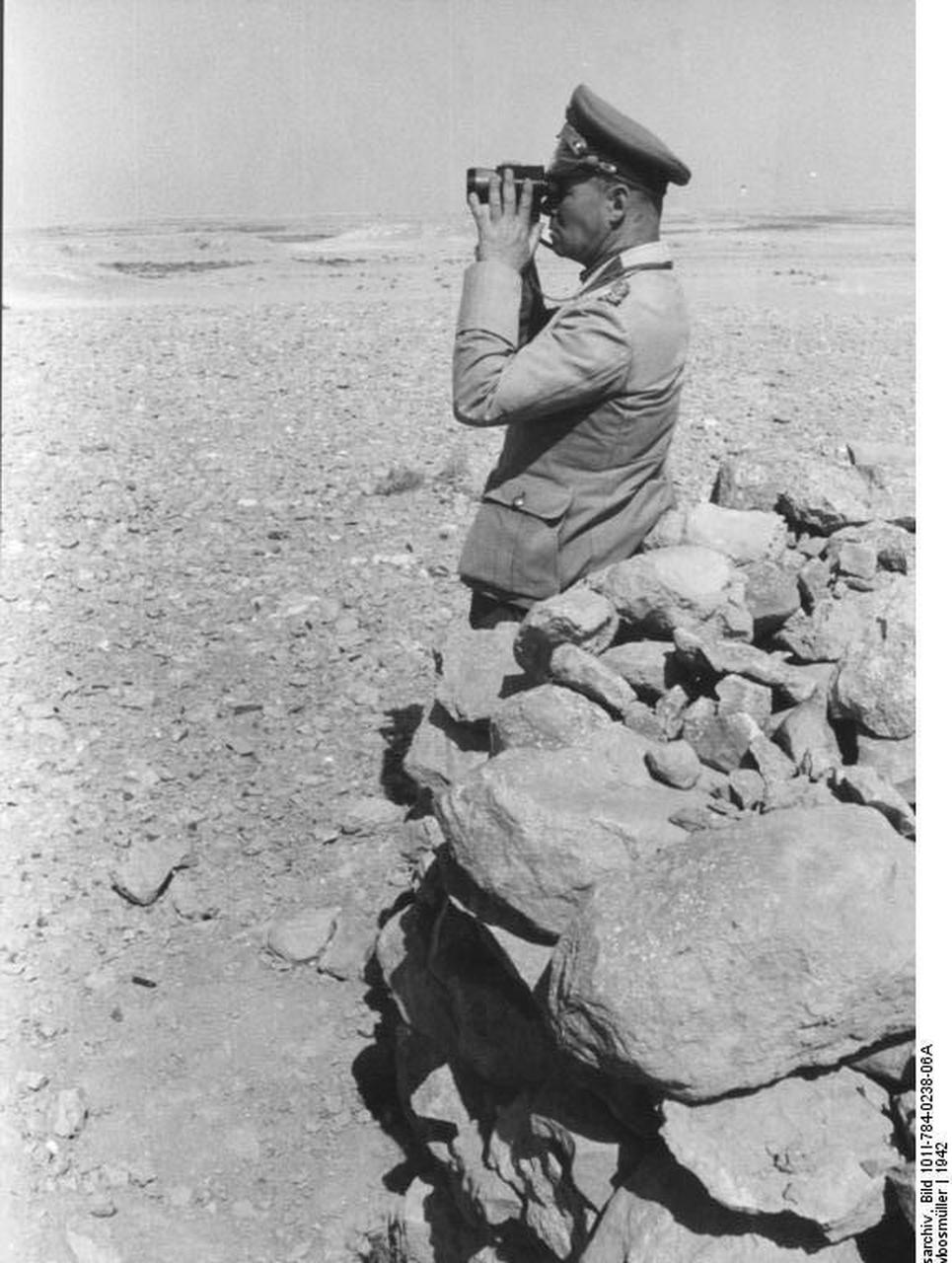 百家号星火计划# 1942年在北非战场指挥作战的埃尔温·隆美尔