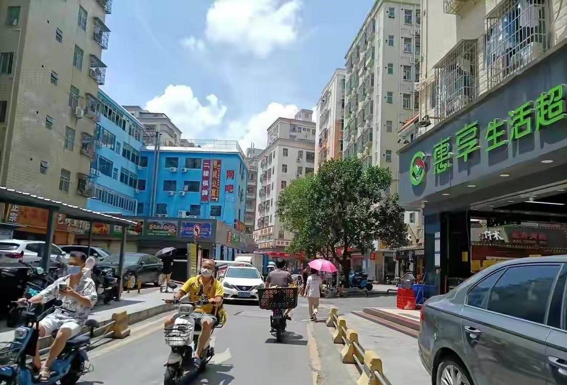 我朋友在深圳西乡固戍地铁口开了个牛肉饼店,外加糖炒板栗和烤红薯