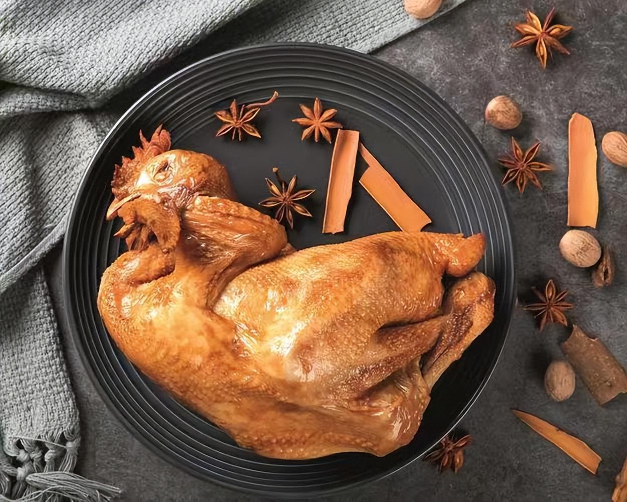 德州扒鸡,又名"德州五香脱骨扒鸡",与西瓜和金丝枣并称德州"三宝"