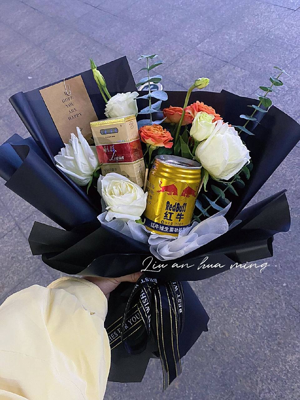 香烟配红牛花束的寓意是00	 冬天到了7615不仅仅是女孩子收甜蜜