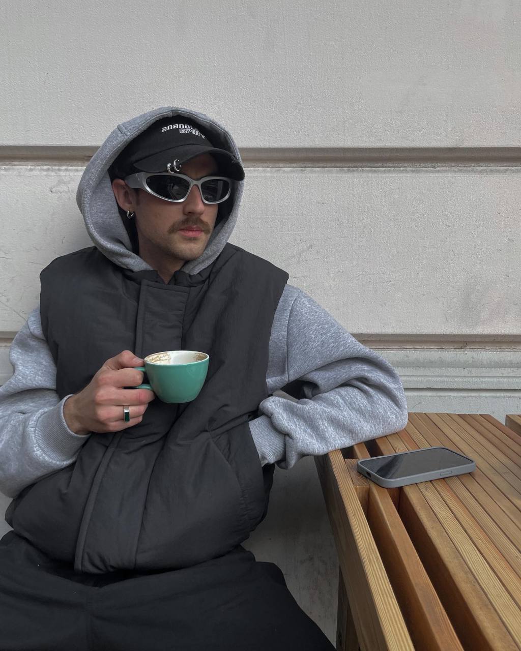 来自德国的时尚博主simon decker,他的穿搭风格以现代简约,宽松,舒适