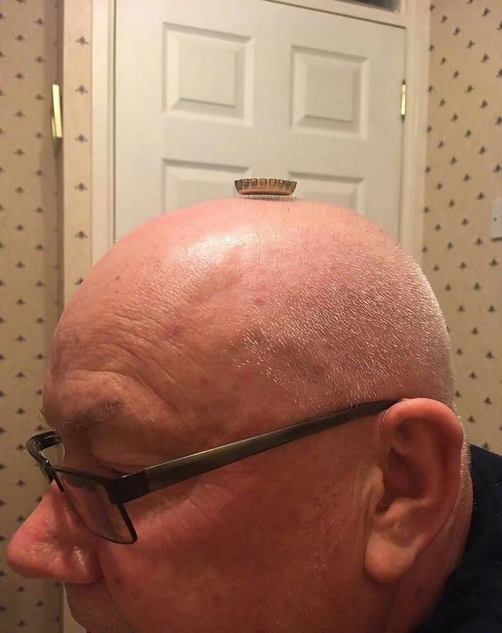 一老外为了证明自己不是光头