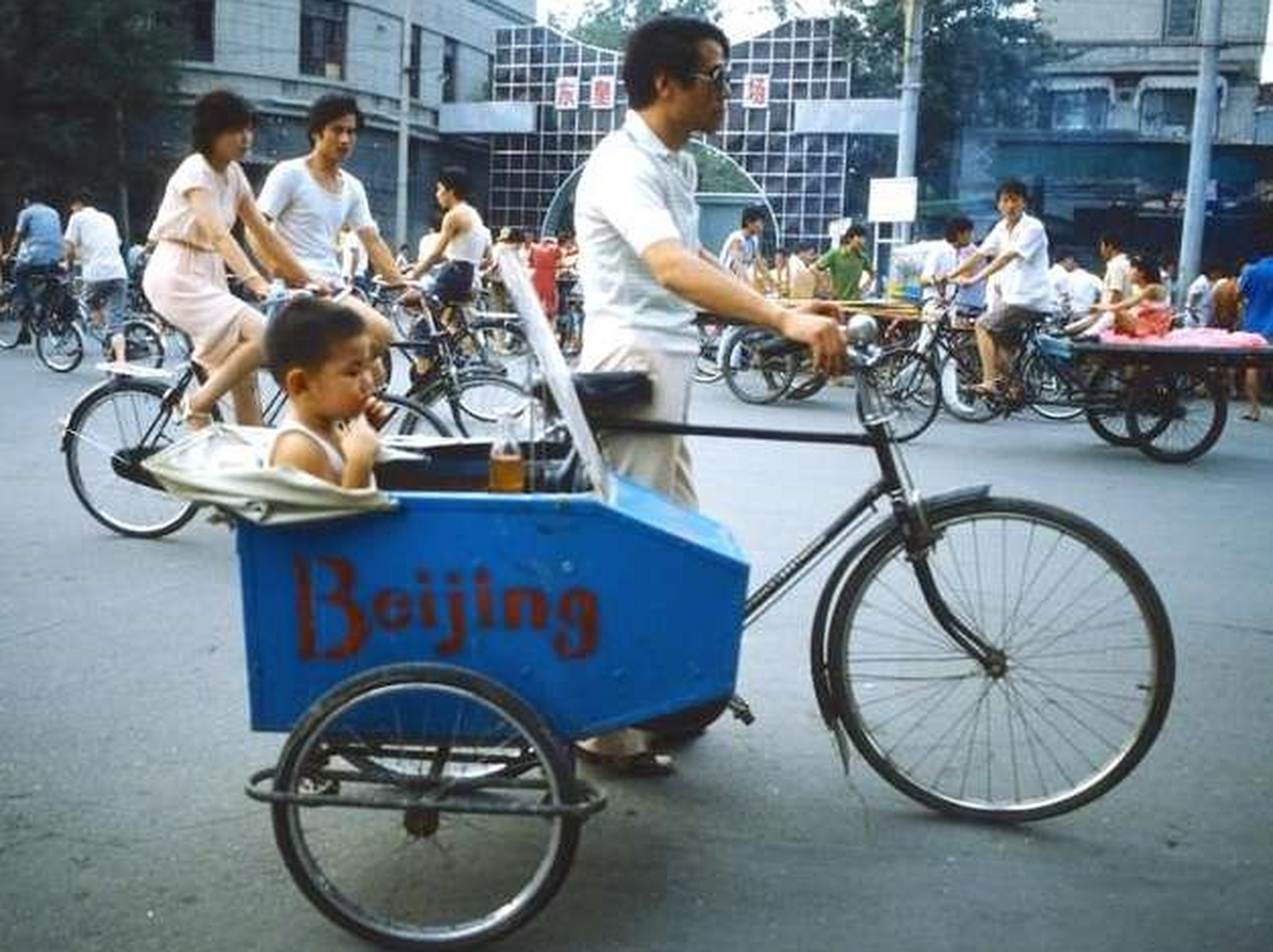 历史照片 80年代,北京,这种带挎斗的自行车谁座过?真有才.