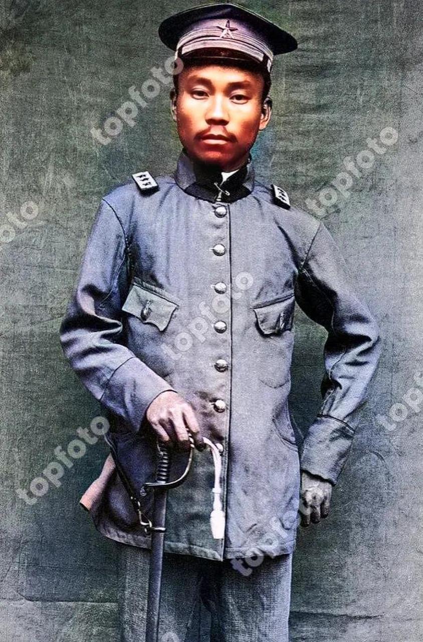 1906年,大清新军的官方军装颇为草率,军官的上半身军装似乎是临时定做