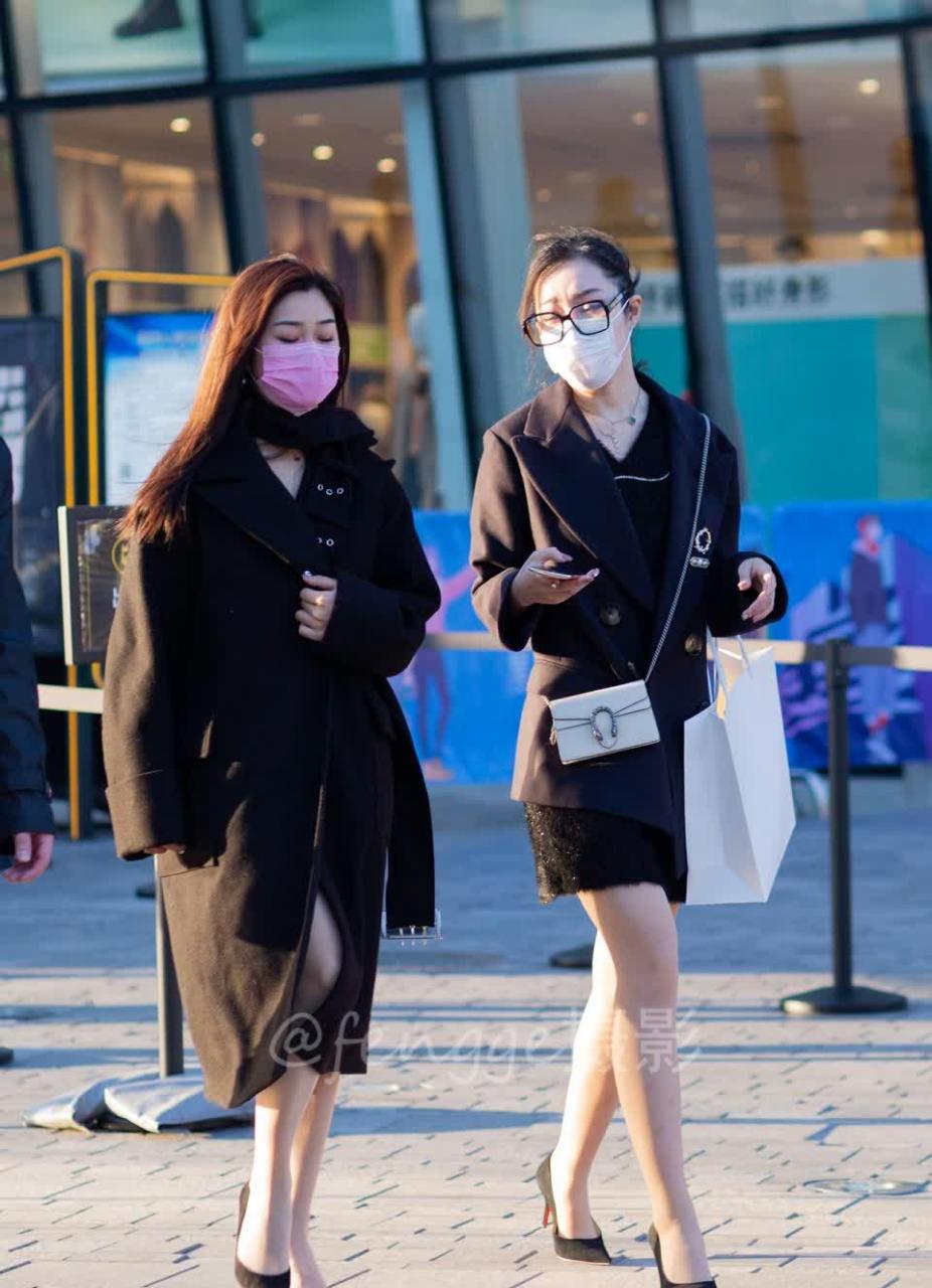 美女街拍:西装短裙高跟鞋,ol美女有感觉!