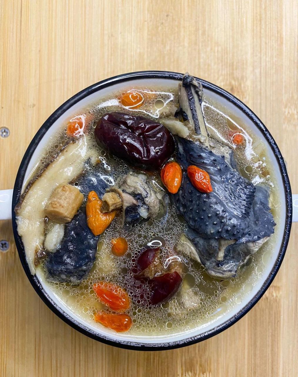 女神养颜补气血汤 今日份汤品 药膳乌鸡汤 94食材:乌鸡,当归,黄芪