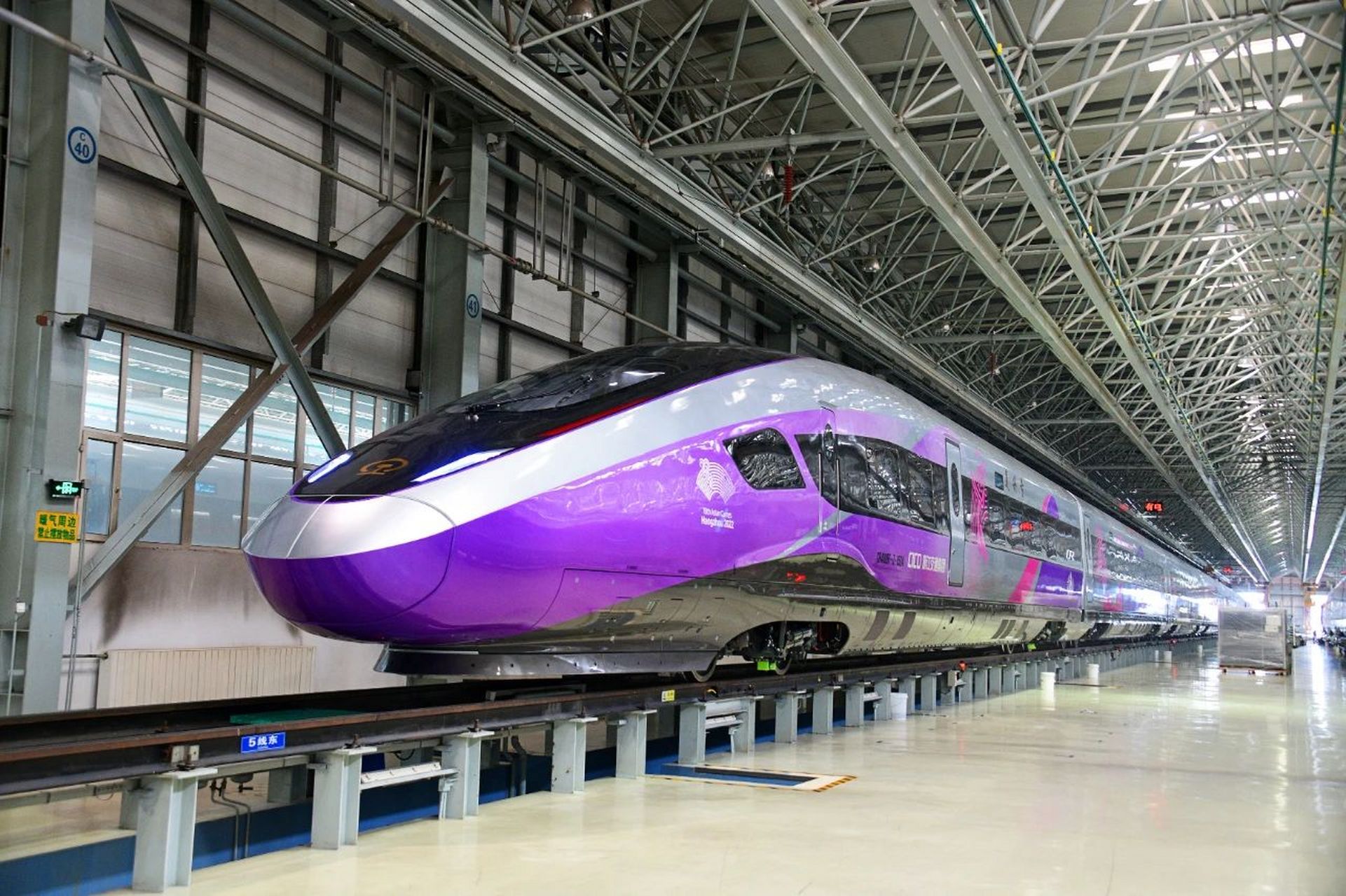 列车采用了一系列中国高铁最新科技成果,通过应用以太网控制车辆