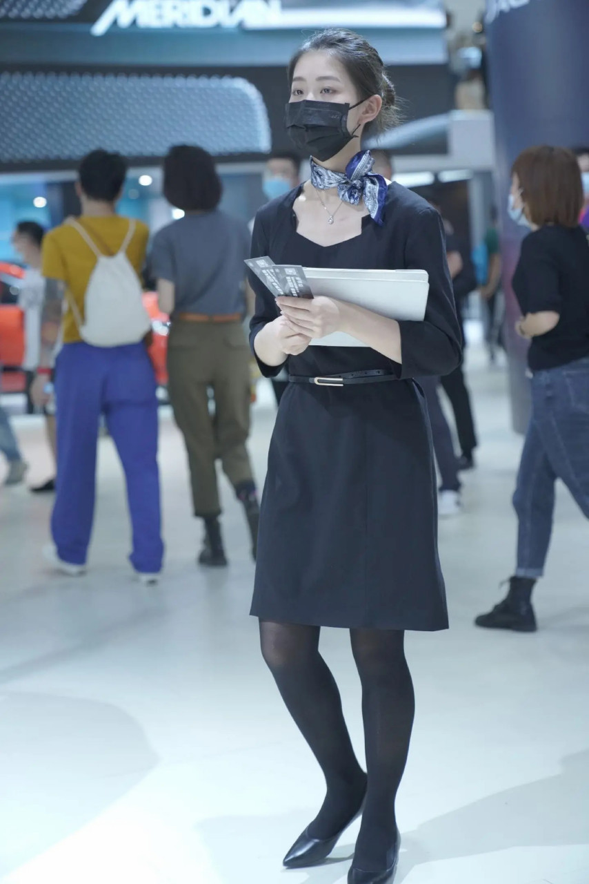 职业装丝巾气质丸子头黑丝秋季车展