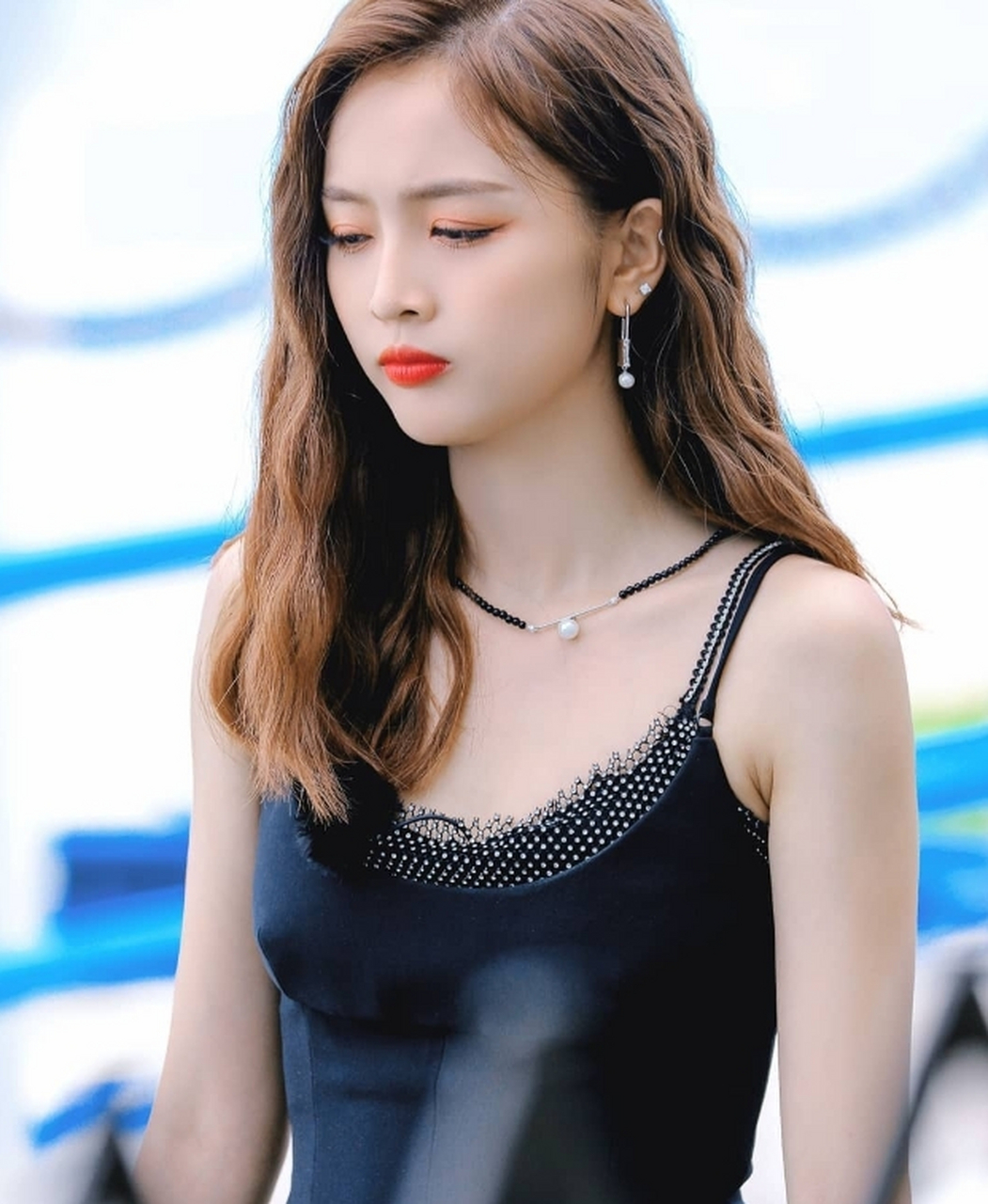 雪肤玉貌,身姿曼妙的#吴宣仪# 一袭黑色吊带裙,大波浪卷发披肩,烈焰