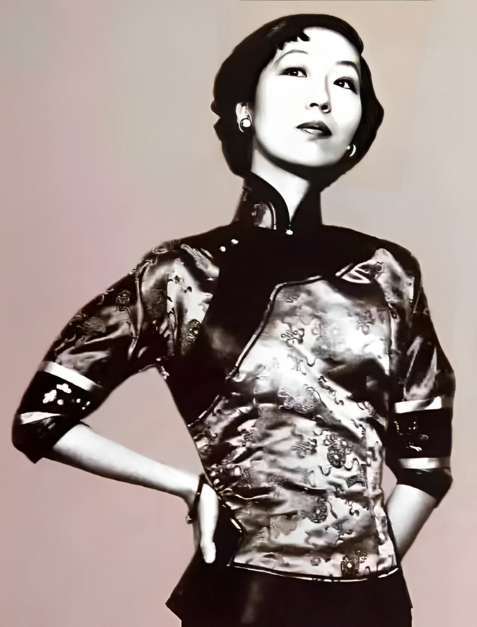 1947年,在文艺界的一次聚会上,张爱玲和桑弧结缘.