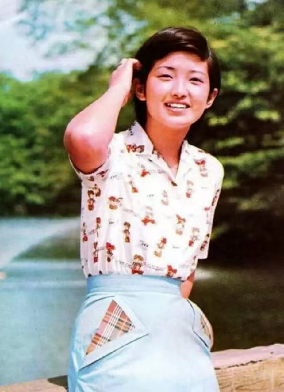 年轻时的巩俐笑起来和山口百惠很相似,两人都有可爱的小虎牙