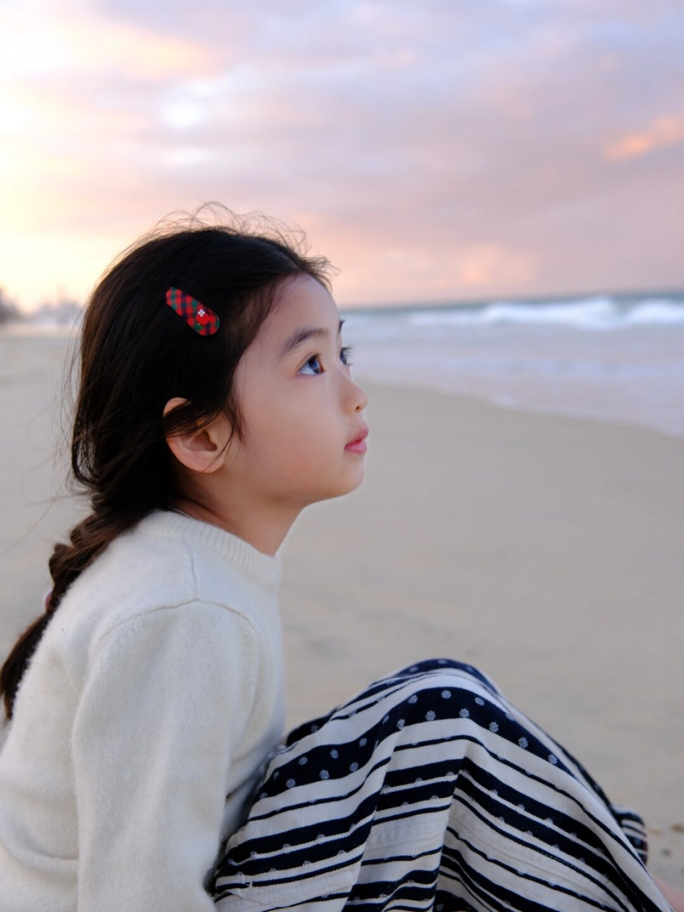 妈妈给女儿拍的照片  妈妈给她的宝贝女儿拍照,照片中的女儿穿着可爱