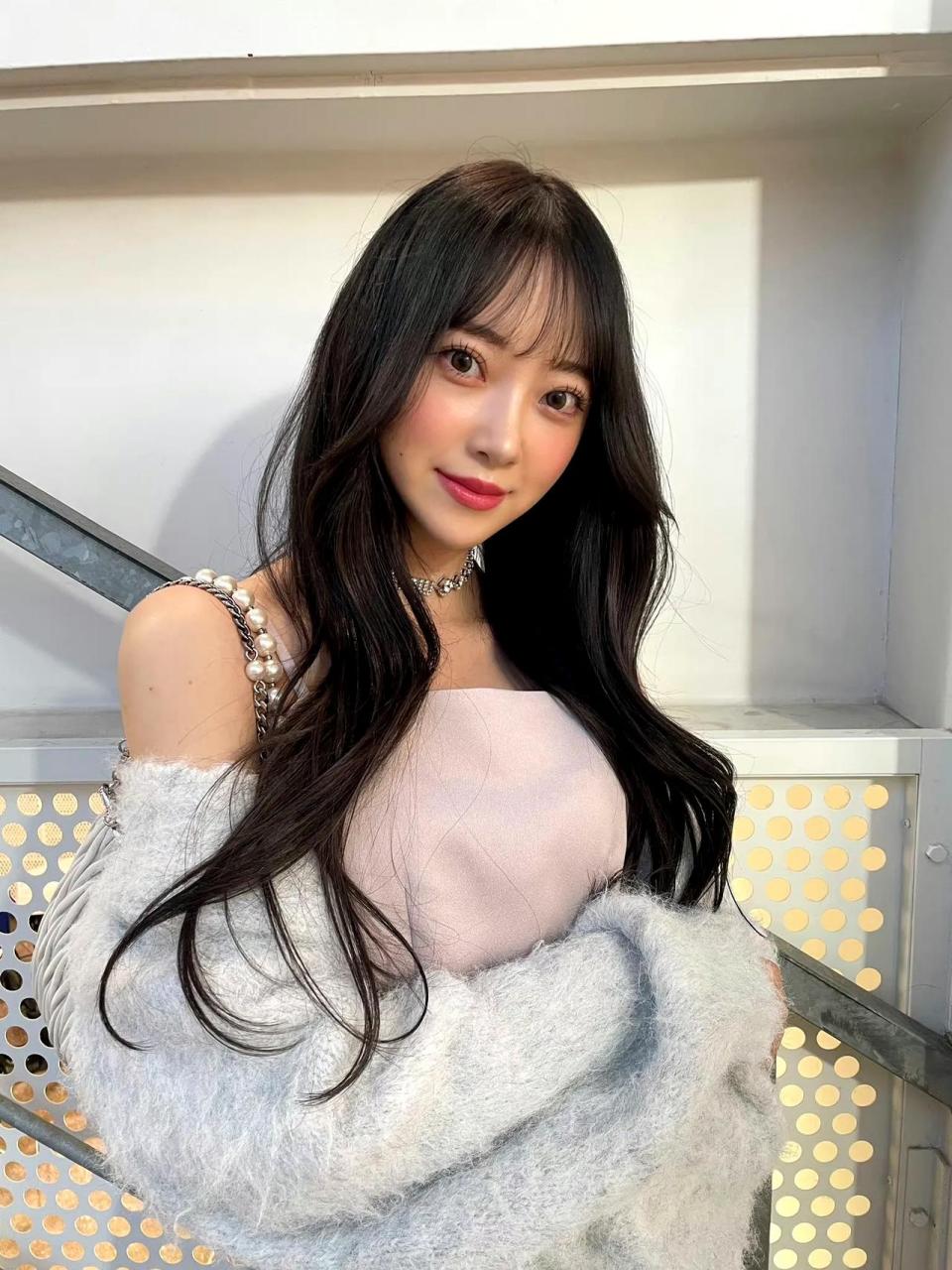 堀未央奈新自拍,"猴莉"姐姐剪刀手再现,大方秀出自己刚做的美甲.