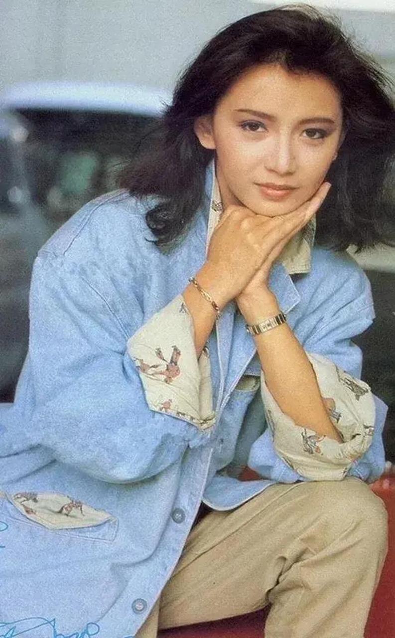 1985年,曾华倩年轻时的照片流传开来.