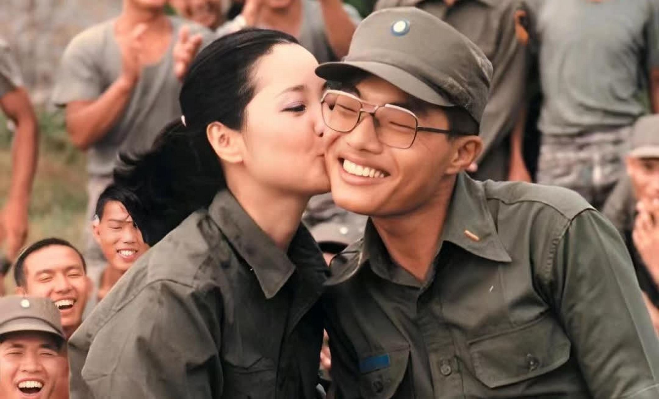 照片中戴眼镜的军人有幸被邓丽君亲吻.