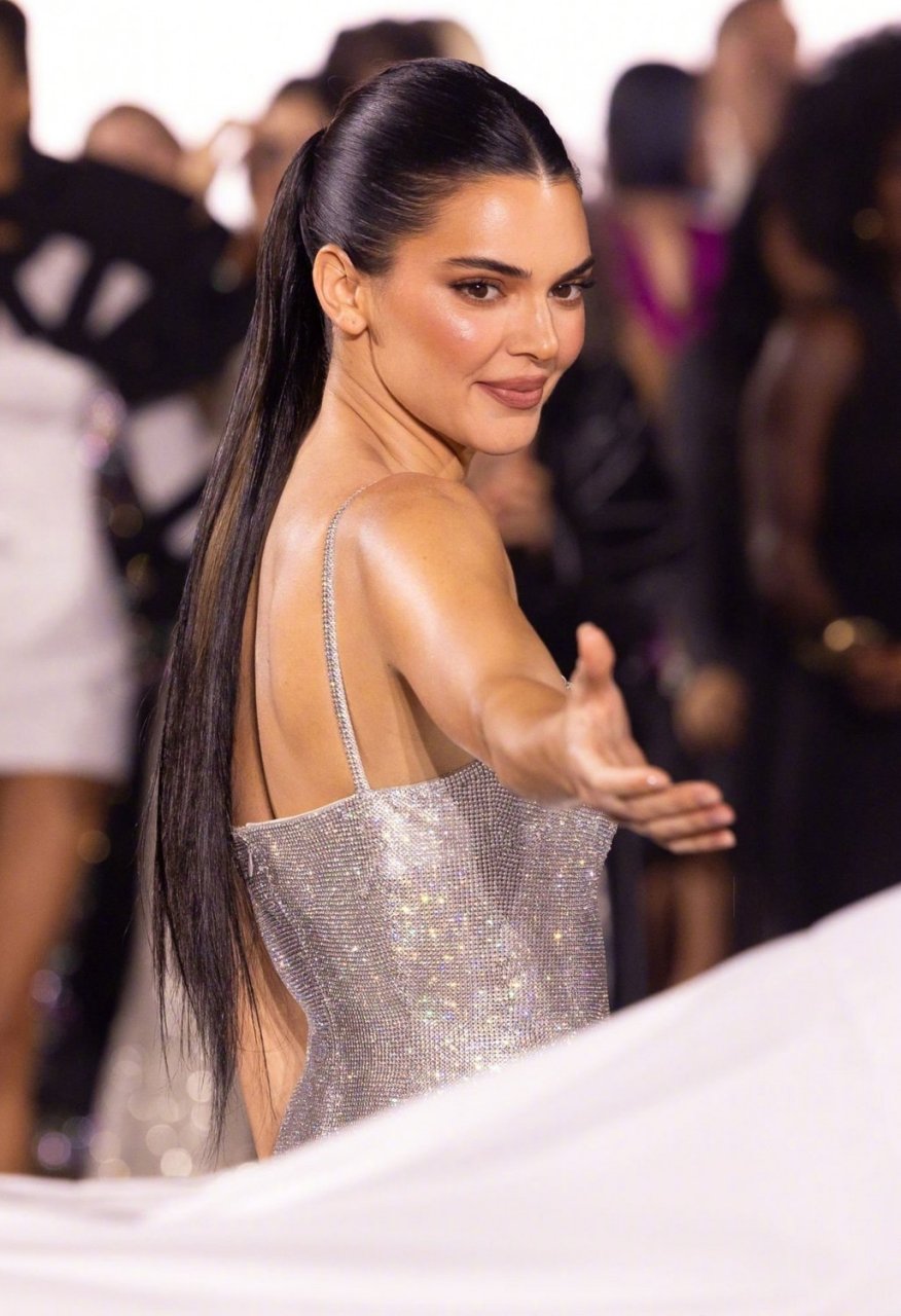 kendalljenner 巴黎时装周走秀造型|以一袭银色亮片吊带裙配以高扎