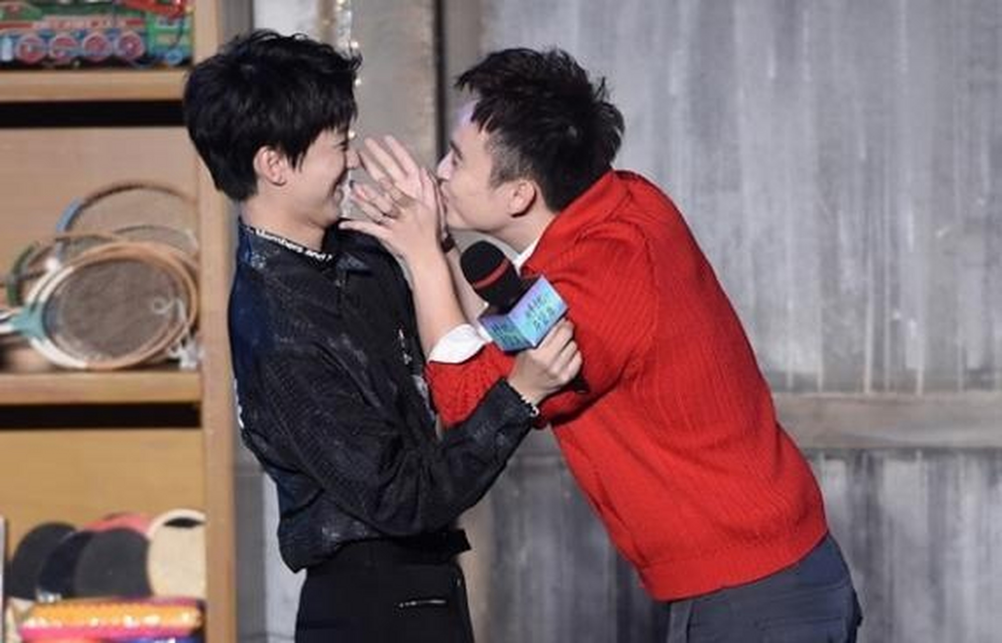 董子健和王俊凯谈得很好,他们站在同一个框架里,力量是cos人民币!