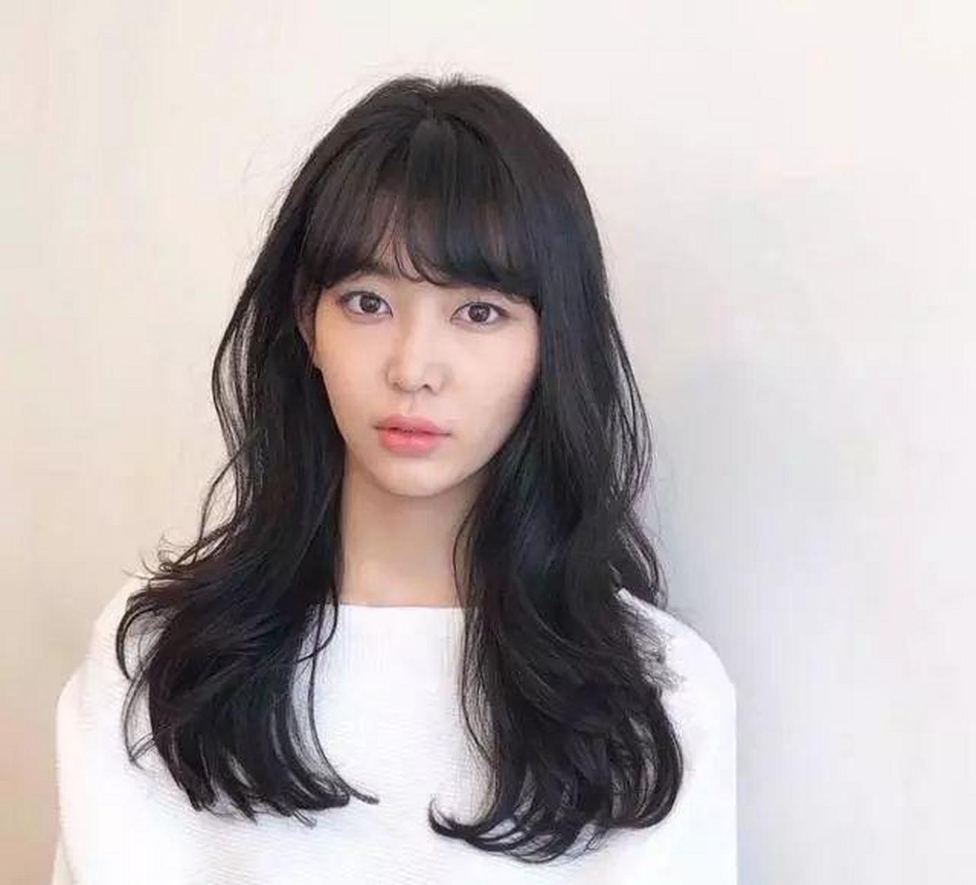 "羊毛卷"已经失宠,2020流行"梅花卷",时尚减龄还显脸小