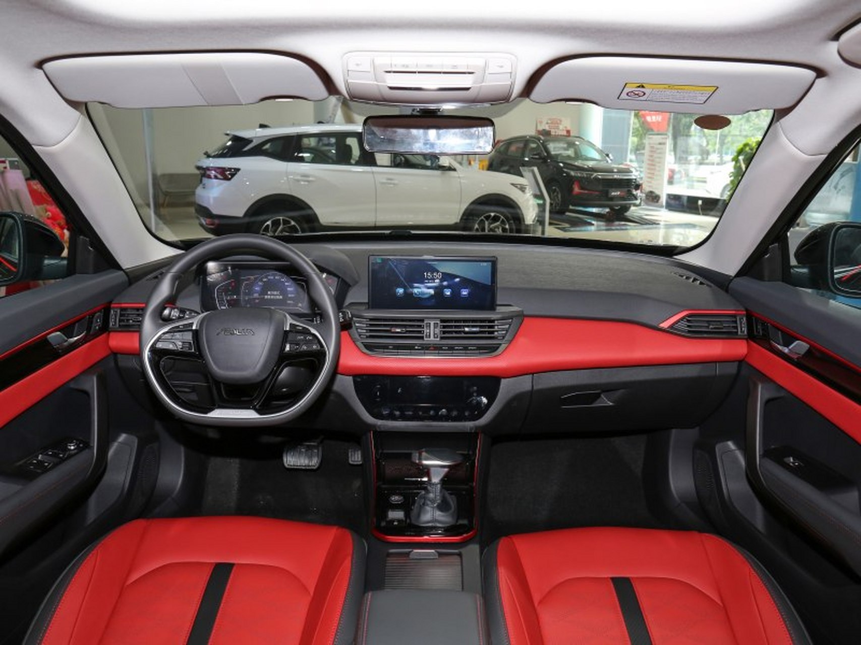 内饰方面,奕炫gs的中控台采用了碳纤维纹路饰板进行装饰,搭配多处亮