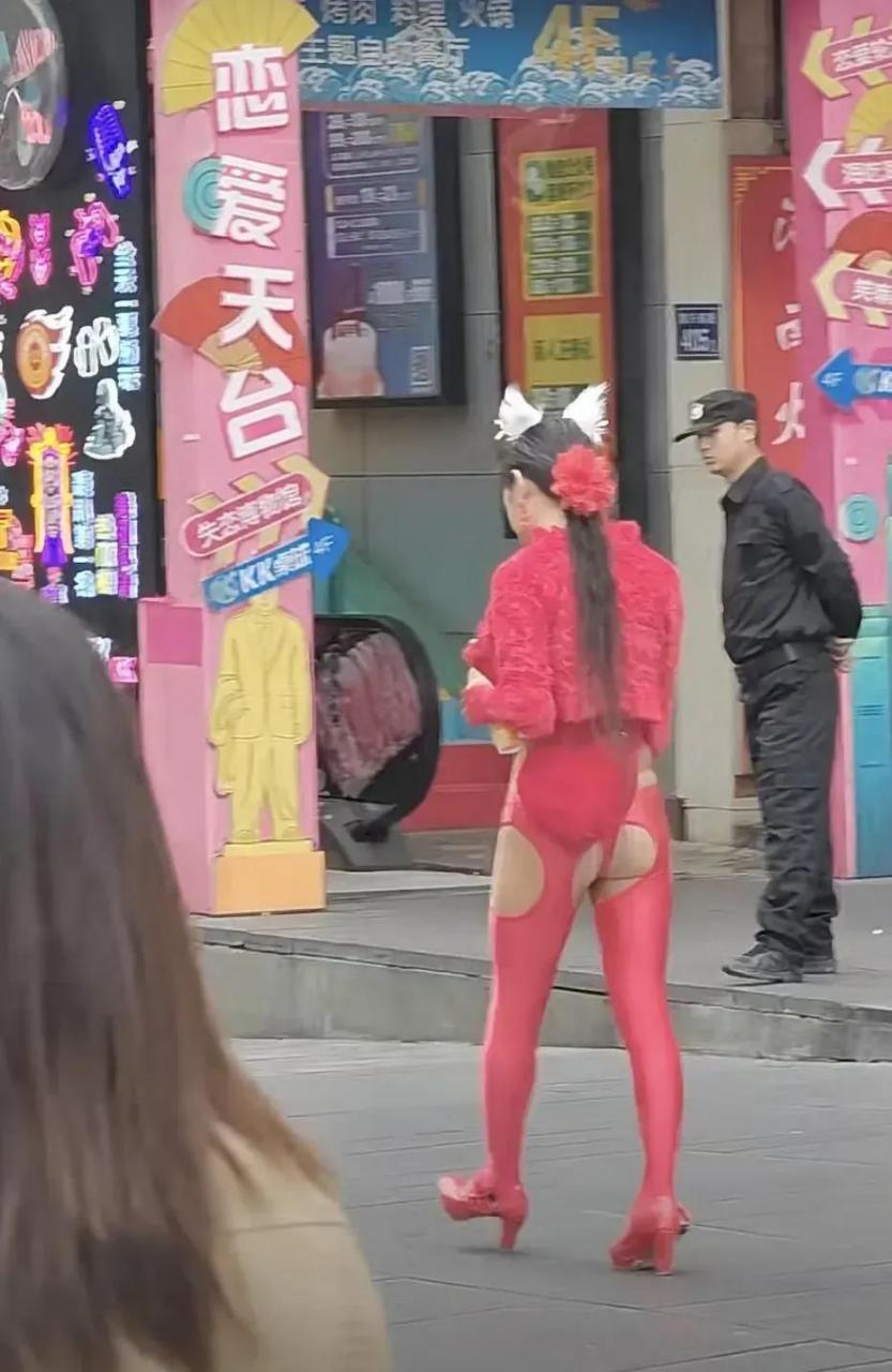 这个女人怎么想的,公然露屁股,丢人丢到大街上了!