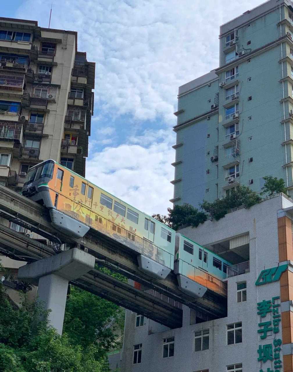 游重庆,打卡李子坝地铁站地铁穿楼而过,重庆一景![爱钱]