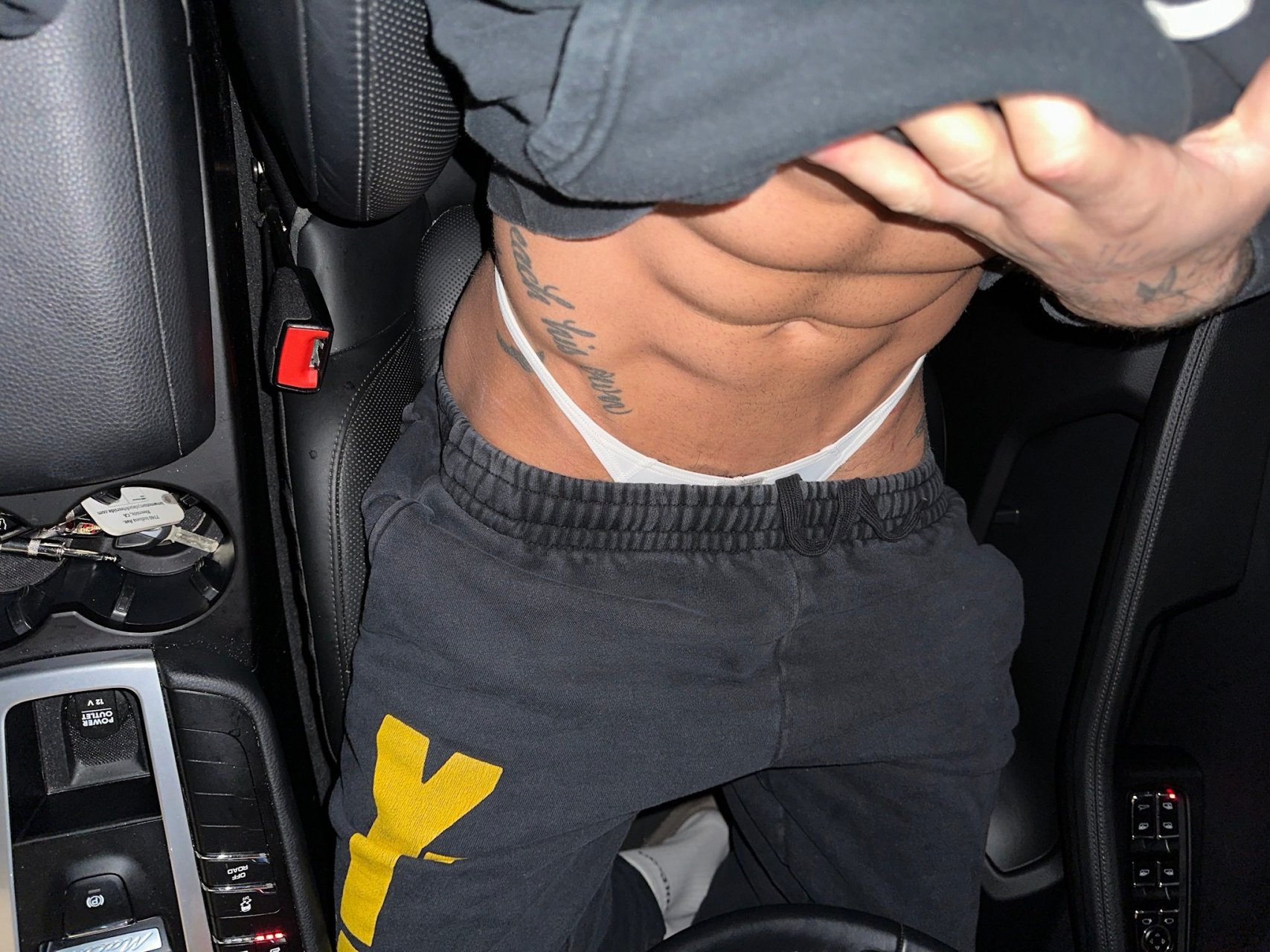 男模christian hogue 秀性感腹肌