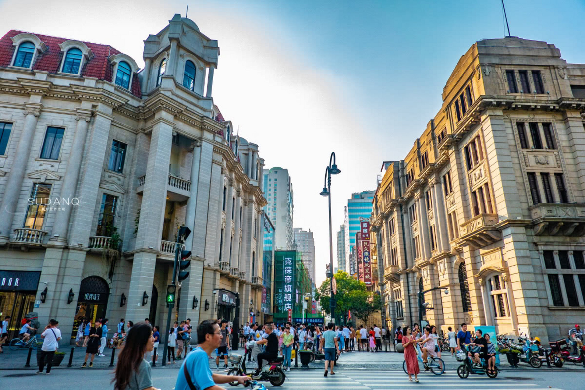 江汉路步行街是中国最长的步行街,有"天下第一步行街"的美誉,位于武汉