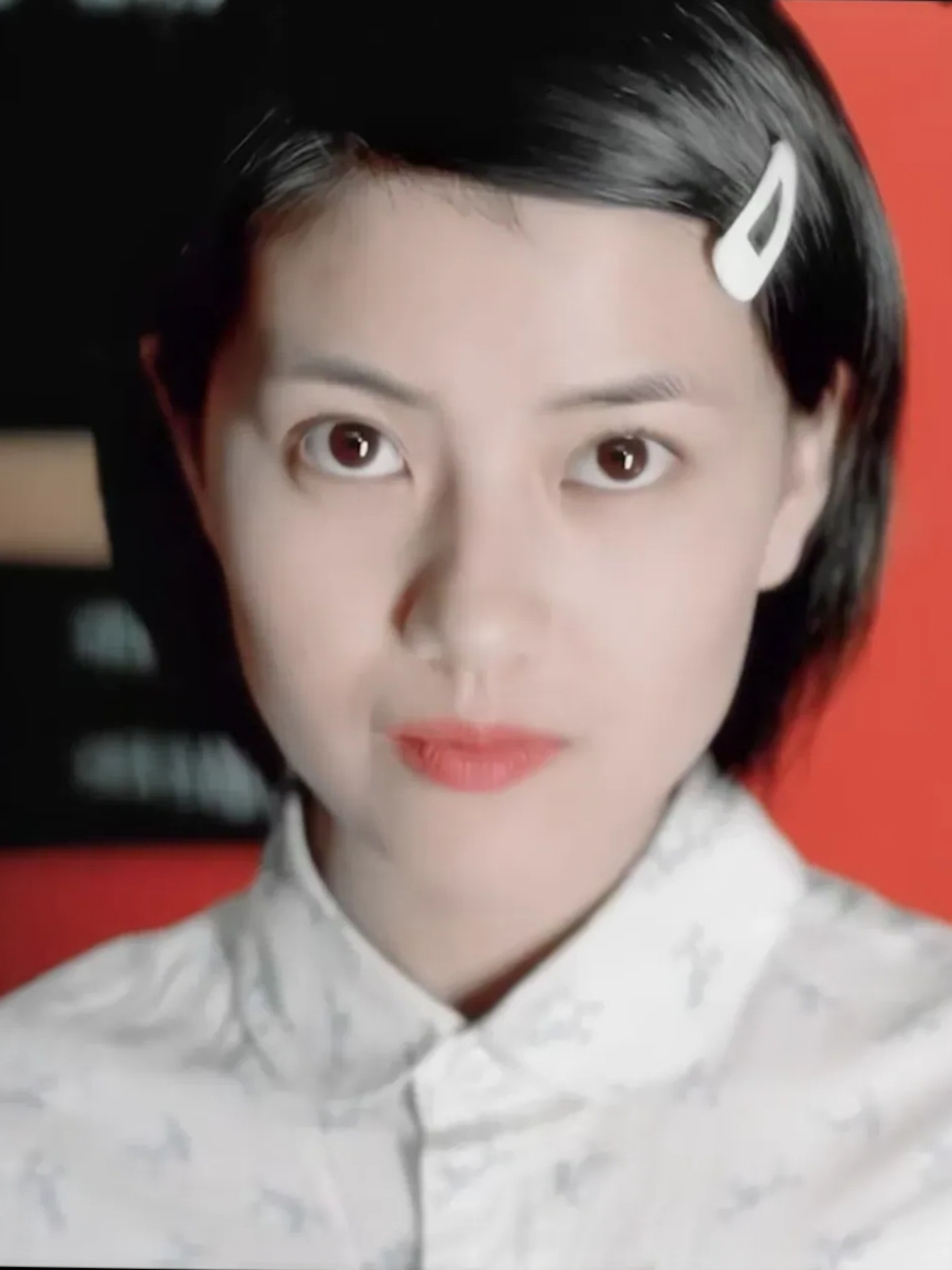 当年17岁的高圆圆,就已经出落的亭亭玉立,清纯可人,她从小就是校花