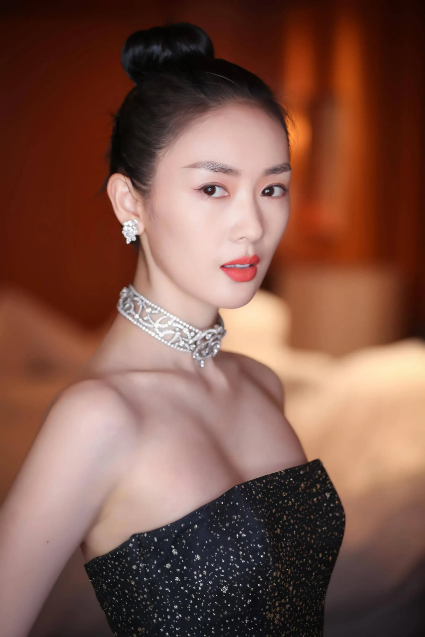 2003年,张国立的儿子张默,在中戏门口把童瑶打得跪地求饶,她鼻骨骨折