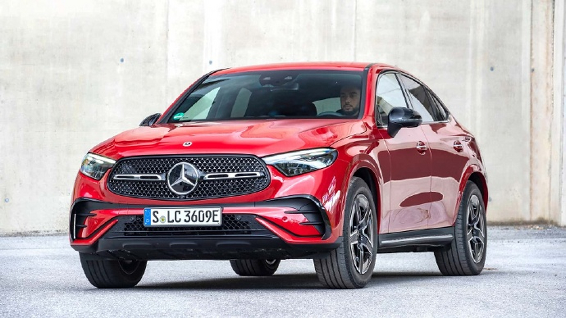 全新奔驰glc轿跑suv插电混动版官图,新车搭载由2.