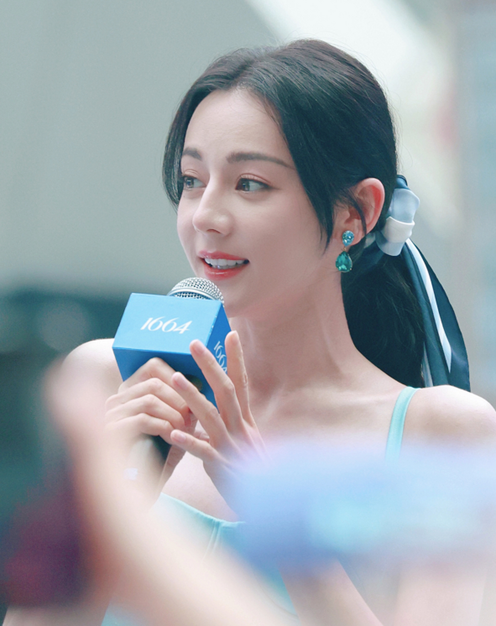 迪丽热巴的最新照片,这套装扮真的是赏心悦目.