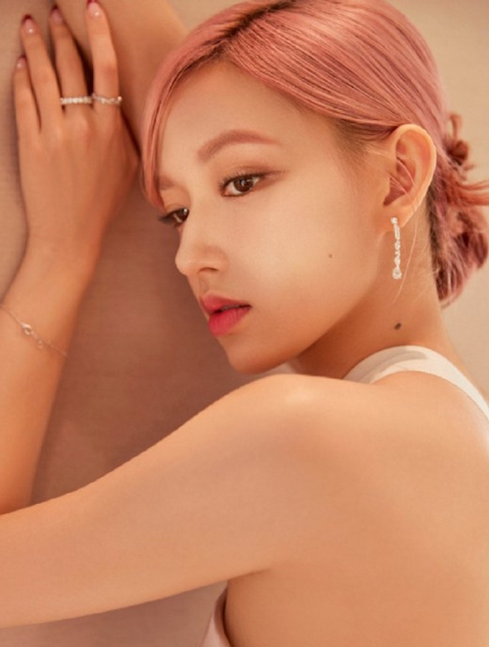 刷到一组#程潇# 写真, 粉发 粉色露背长裙,凹凸有致的美人儿~ 67