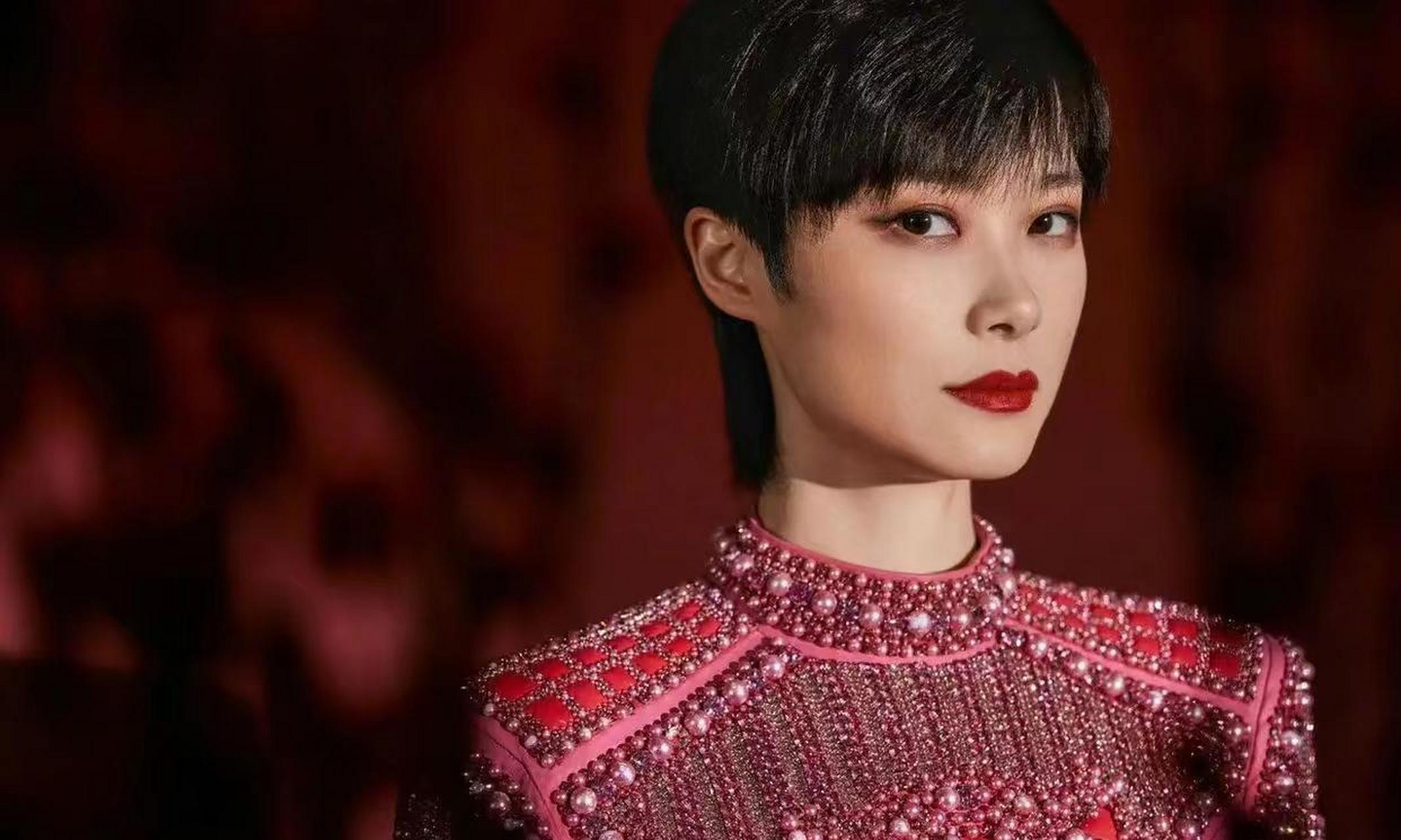 网友:李宇春这次的造型多了一丝女人味