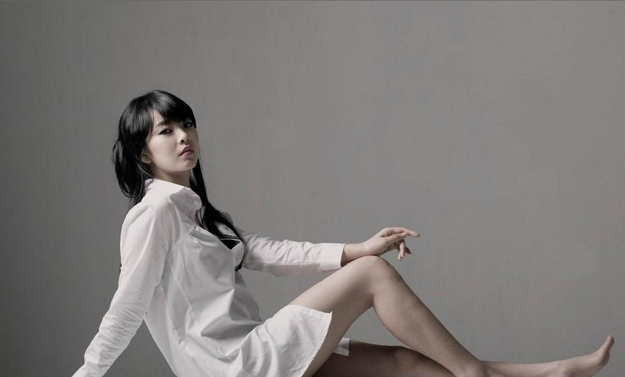 韩国美女艺人裴涩琪高挑身材性感美腿写真
