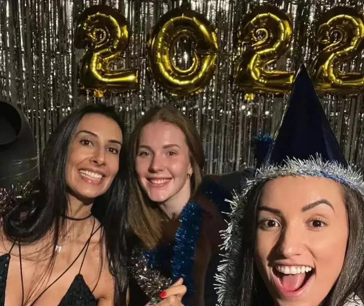 只认出谢拉和加比. 大美女们! 穿上礼