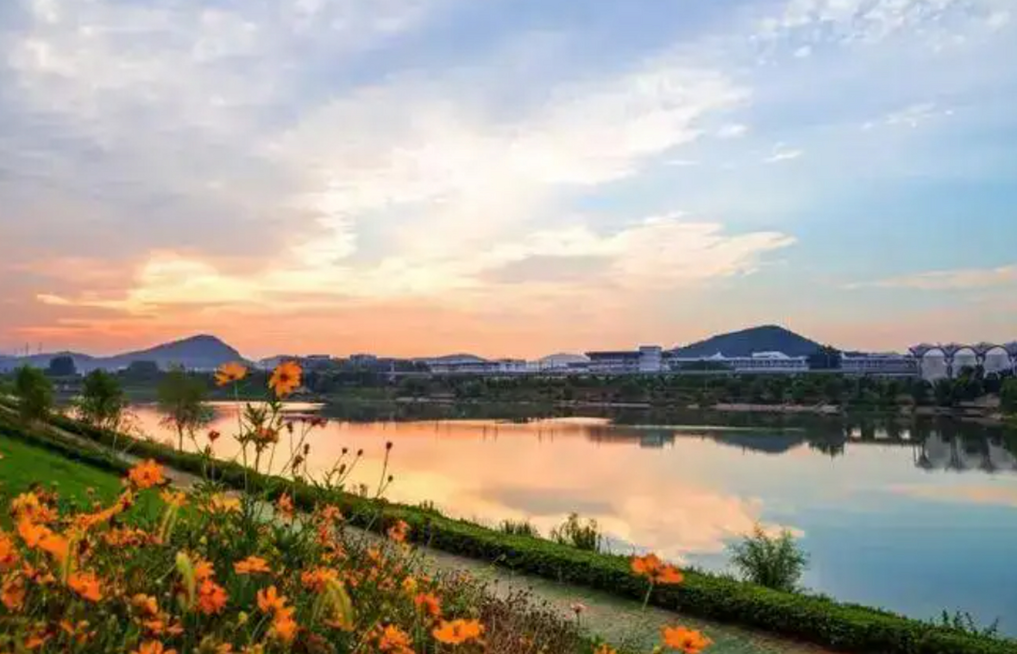 羊山湖公园位于南京市栖霞区仙境路仙境路18号,公园环境不错,有大草坪