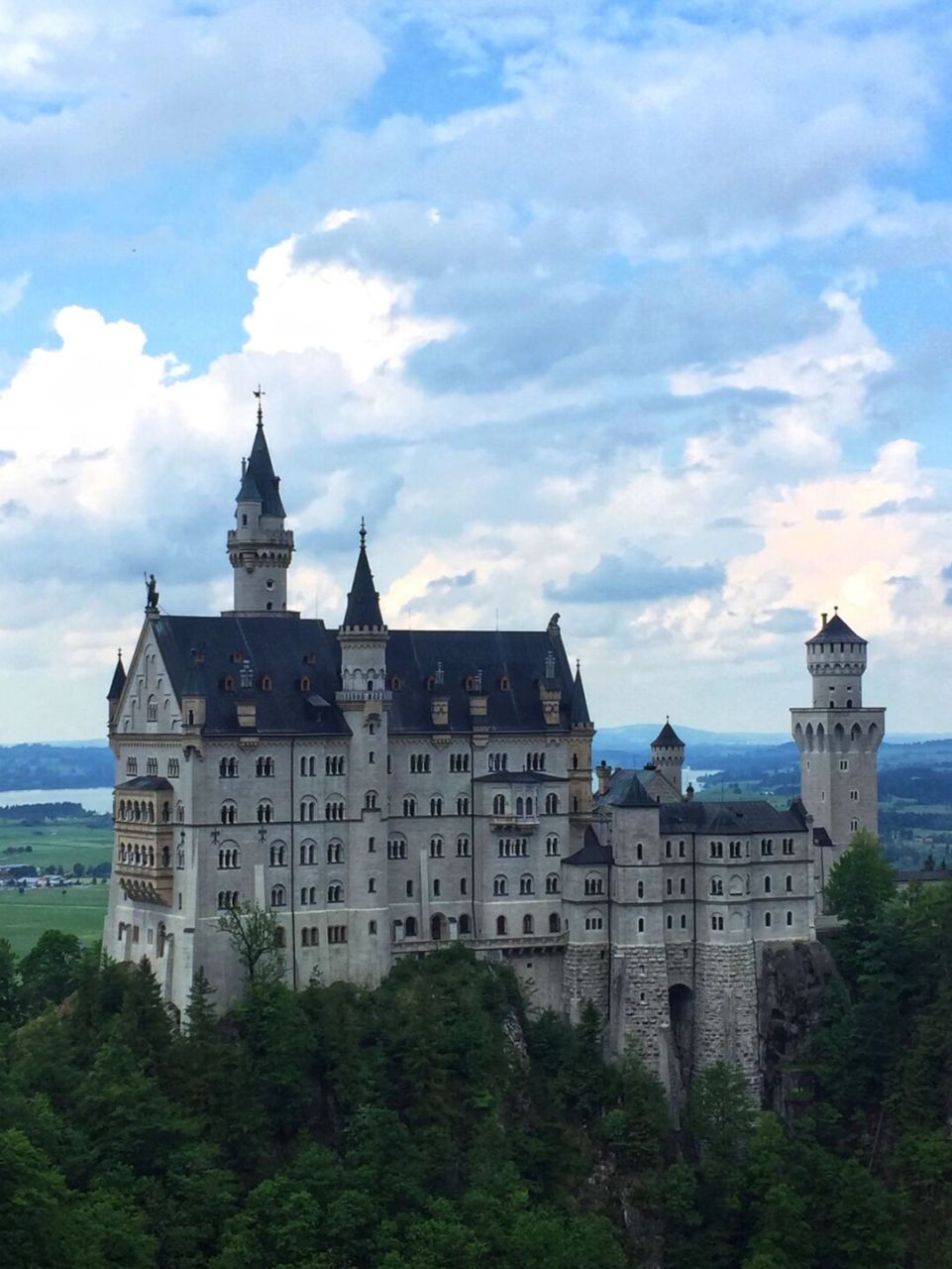 新天鵝堡(neuschwanstein)不僅僅是路德維希二世的夢幻城堡,也是