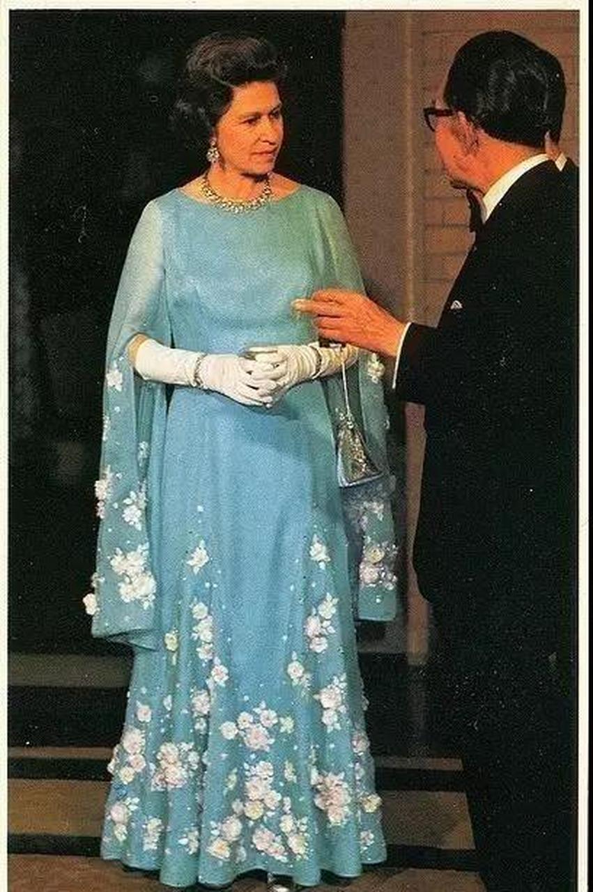 领动计划# 英国女王的水蓝樱花晚礼服欣赏.