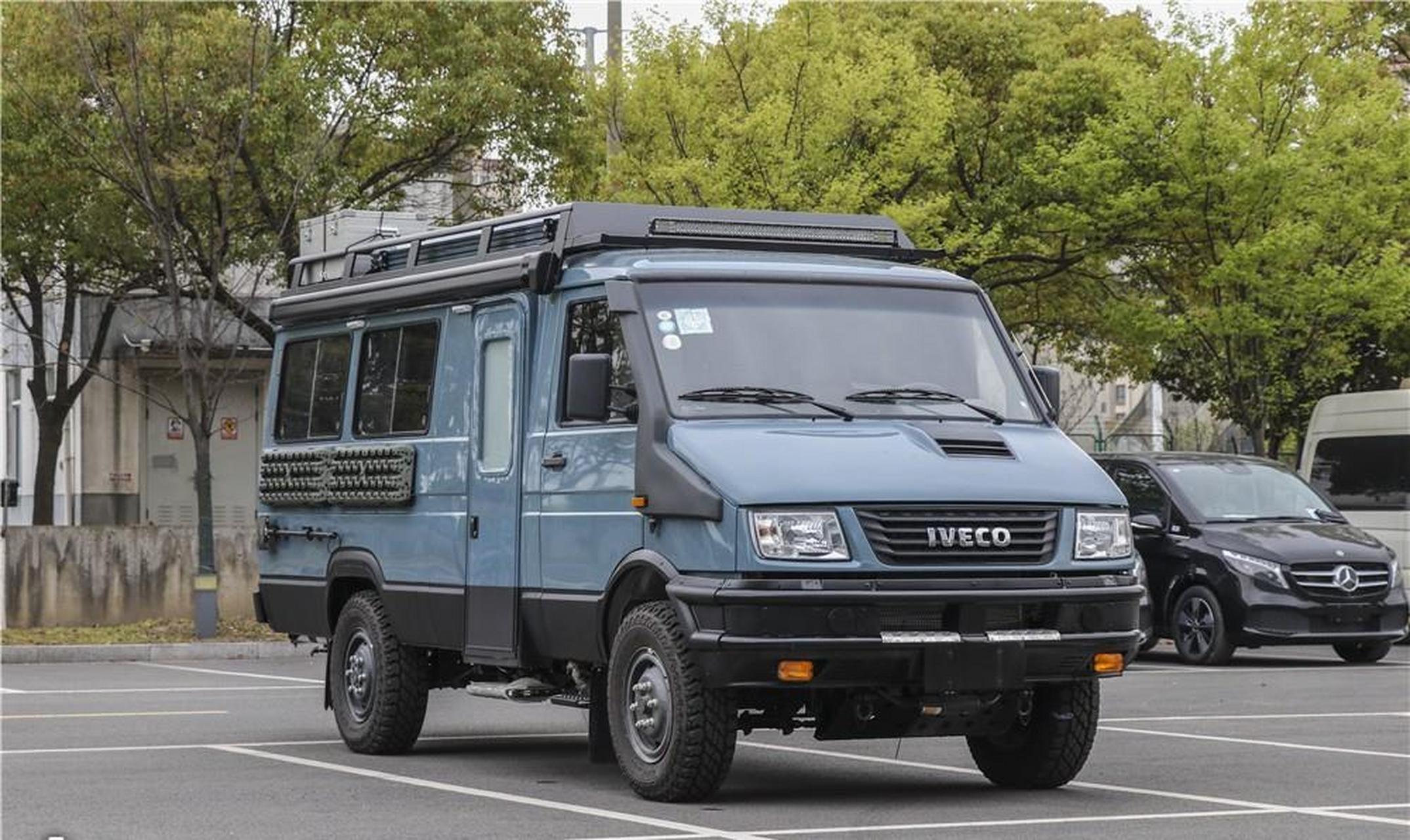 这款新车是由新星房车基于依维柯2045打造的一款越野商务车,c本蓝牌