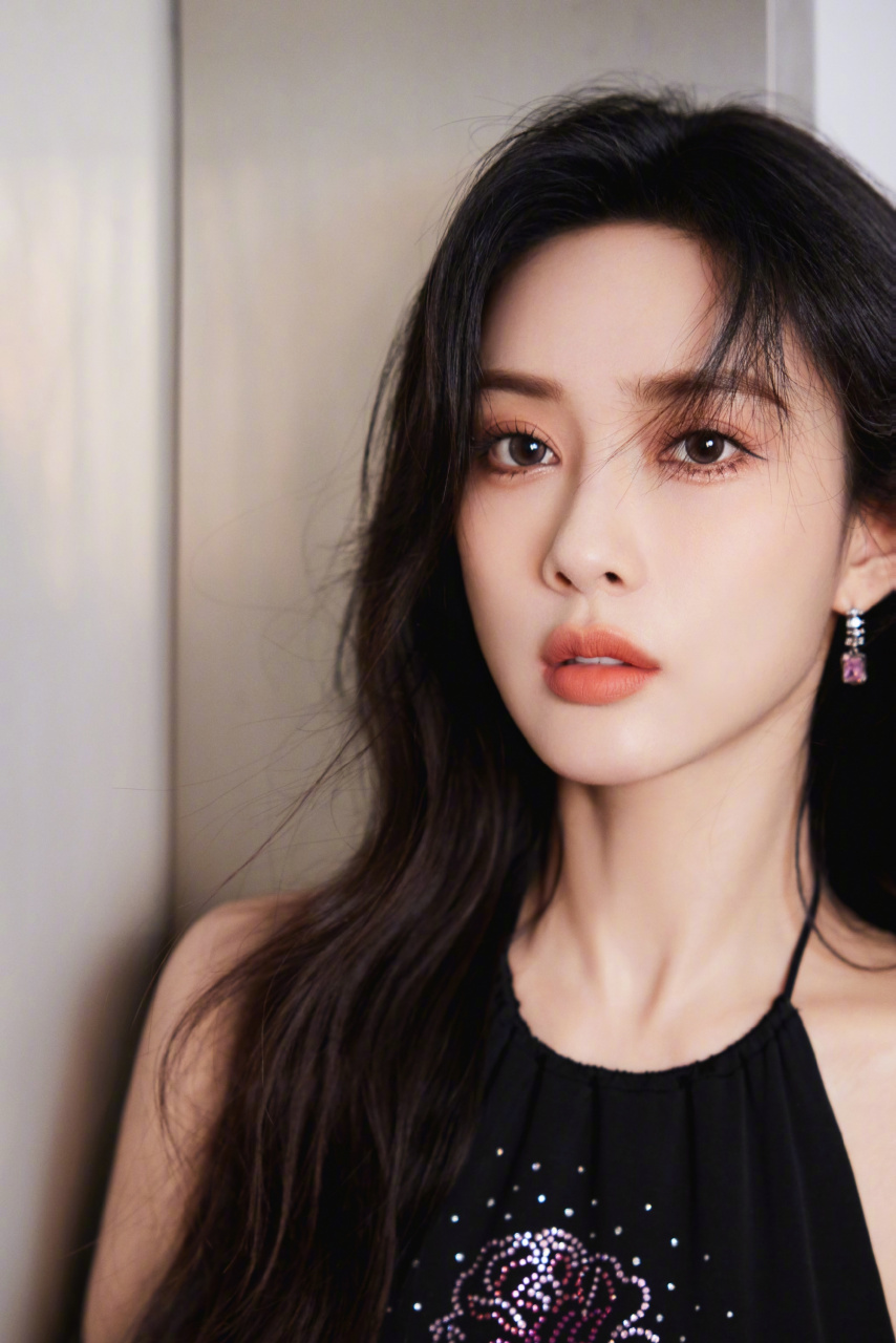 孟子义的一组美照曝光,她身穿黑色挂脖吊带露出香肩蛮腰,搭配黑色长裤