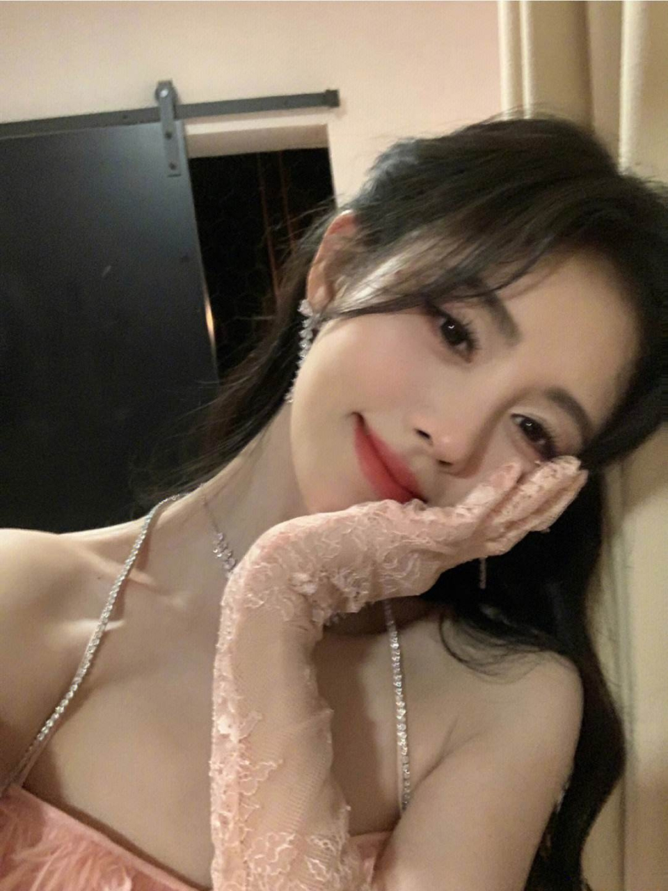 鞠婧祎又矮又瘦又丑到底算不算美女?看看她和关晓彤的合照就有答案!