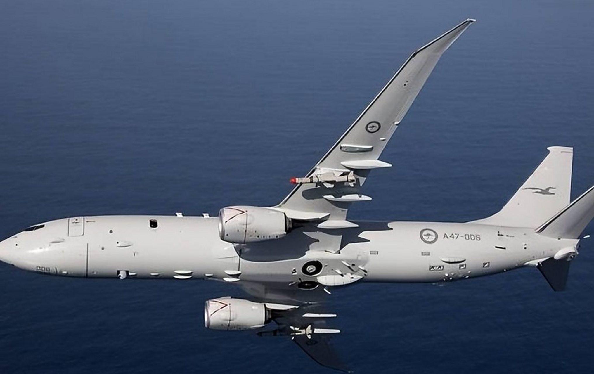 美国一架海军p-8a反潜机冲出跑道,坠入夏威夷附近海湾.