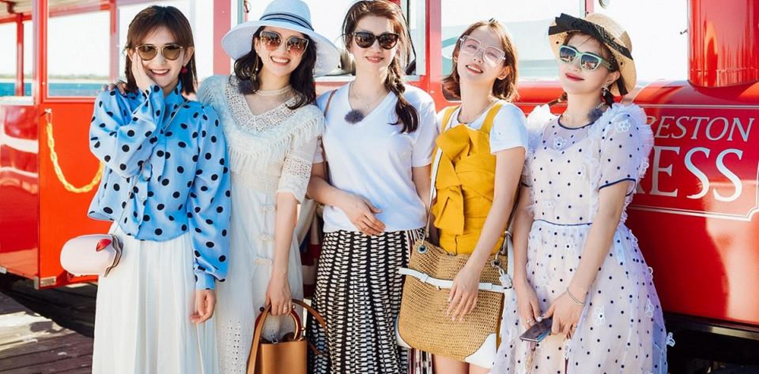 妻子团五美同框,谢娜一身碎花重获少女感,霍思燕穿黄裙站稳c位