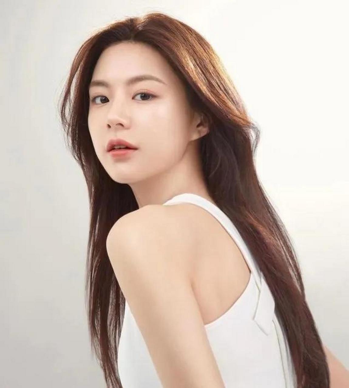 韩国性感美女:高允真