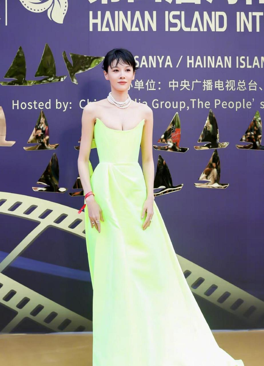 看了张蓝心的红毯生图,你就会真切感受到她的修图师,技术有多强悍.