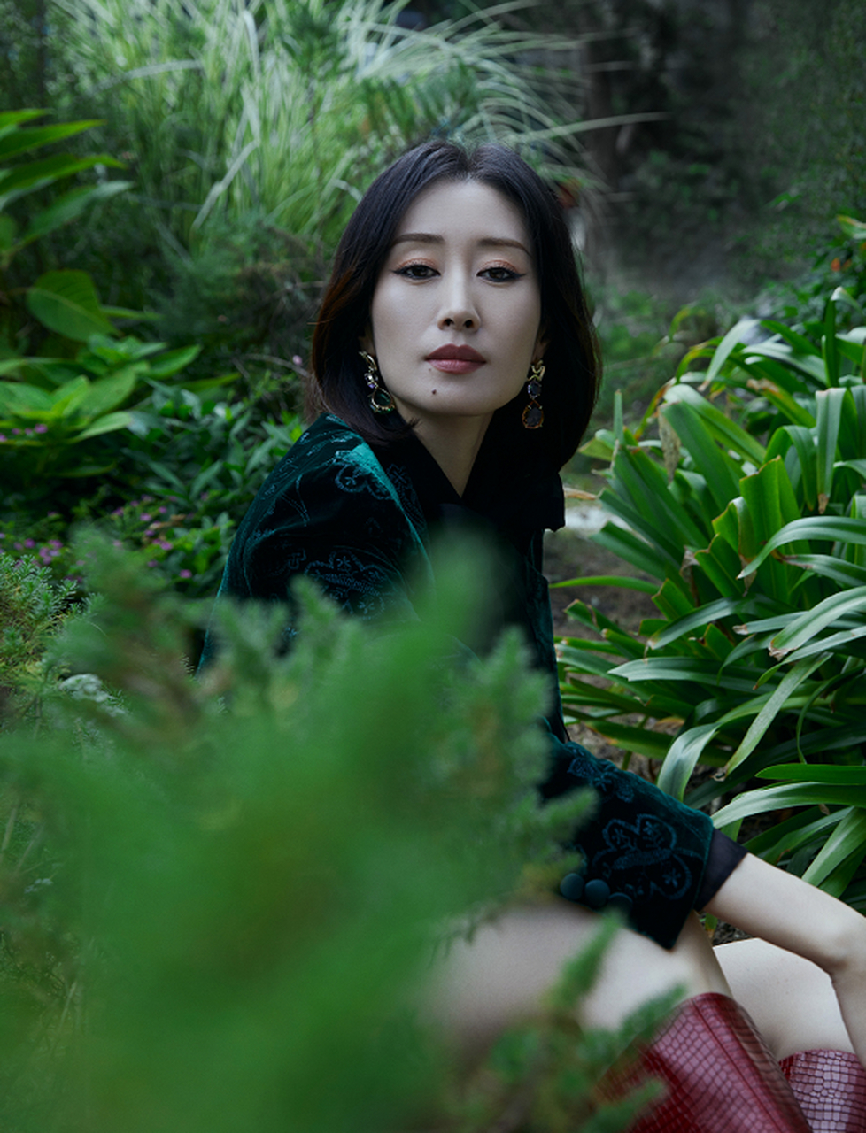 今年流行的丝绒西装,尽显高级感,成熟女性驾驭起来